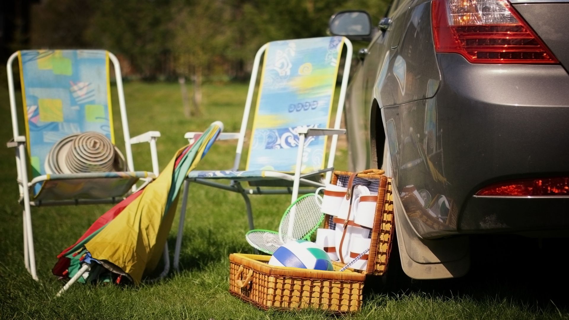 suitcase picnic plates