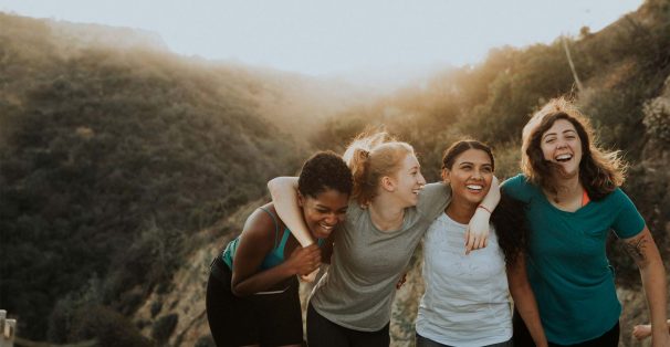 4 friends hiking