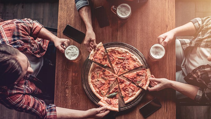 Friends eating pizza